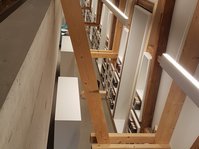 Innensicht über beide Geschosse (1. Obergeschoss und Galerie im Dachgeschoss) der Bücherei Kressbronn