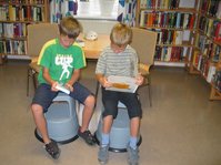 Lesende Jungs in der Öffentlichen Bücherei Sigmaringen-Jungnau