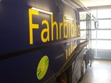 Ulm - Fahrbibliothek in der Garage Fahrbibliothek Ulm parkt in seiner Garage
