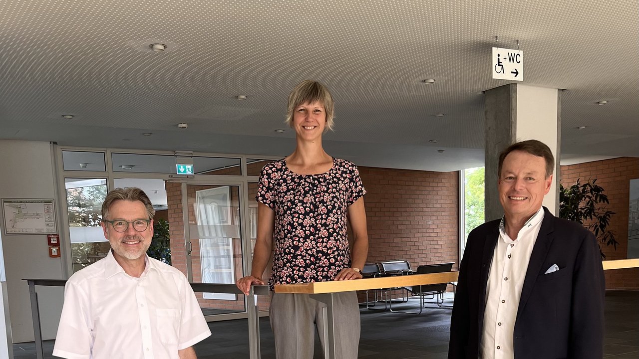 Das Bild zeigt v. r. n. I. Regierungspräsident Klaus Tappeser, Referatsleiterin Tamara Höfer, stellvertretender Abteilungsleiter Uwe Vorberg im Foyer des RP Tübingen
