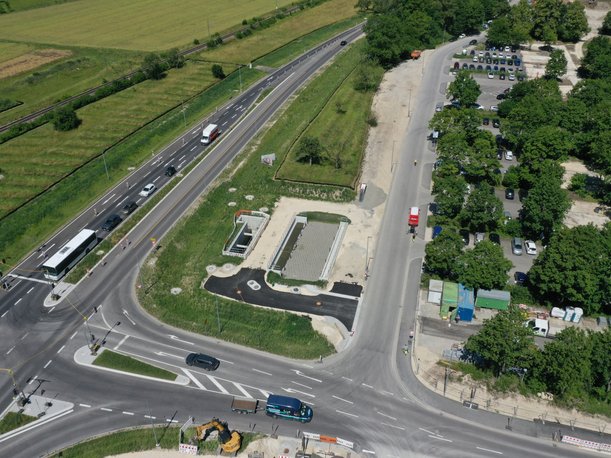 Luftbild einer STraßenkreuzung, neben der zwei Betonbecken sichtbar sind.