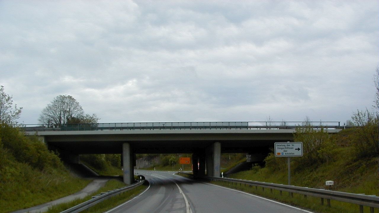 Das Bild zeigt die Brücke über die L 259 bei Laupheim-Mitte in Fahrtrichtung Ulm-Biberach