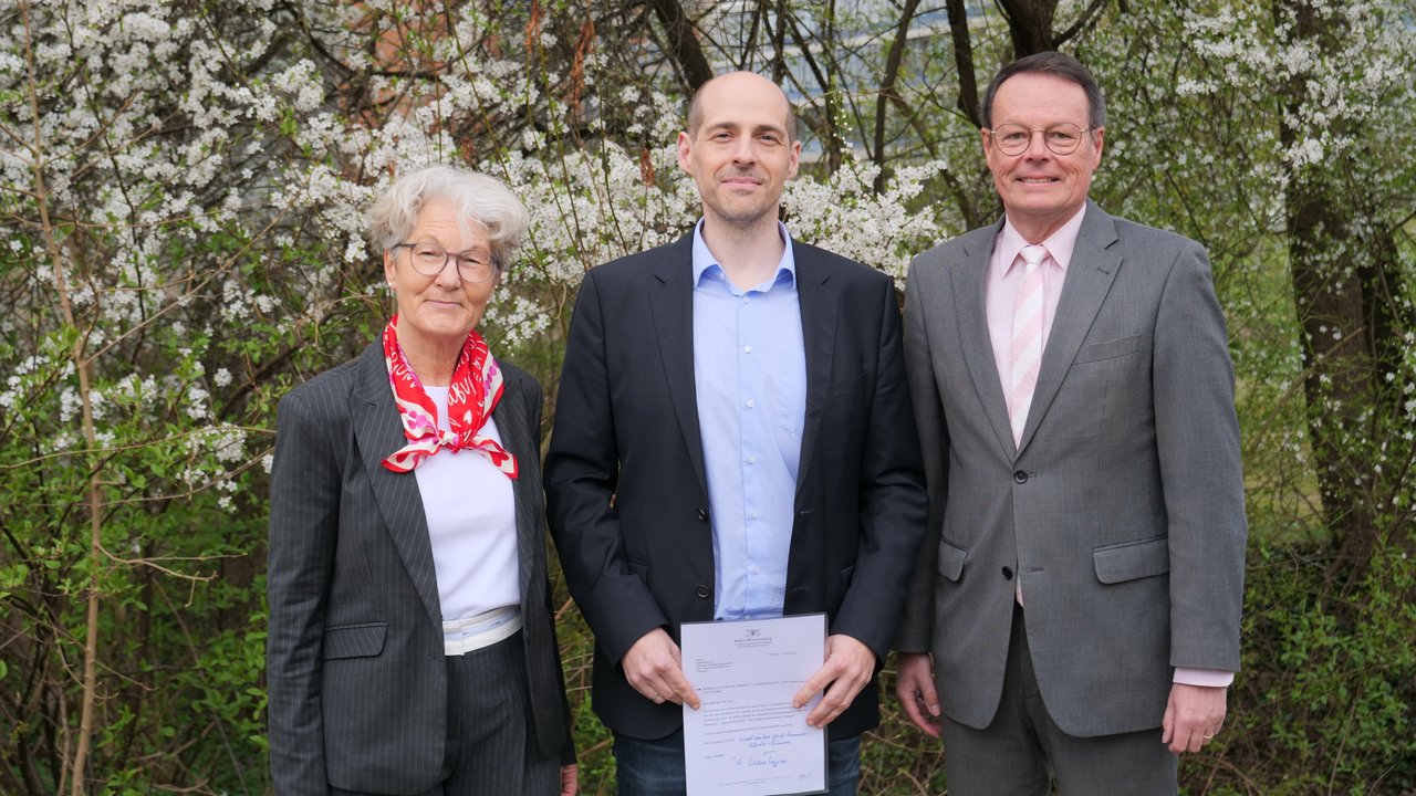 Das Foto zeigt Abteilungsleiterin Andrea Bär, Matthias Fritz und Regierungspräsident Klaus Tappeser