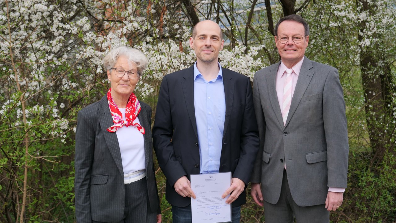 Das Foto zeigt Abteilungsleiterin Andrea Bär, Matthias Fritz und Regierungspräsident Klaus Tappeser