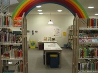 Gemeindebücherei Amstetten - von innen, Blick durch Torbogen mit Regalen