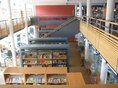 Bücherei im Forum Bodelshausen Blick auf den Kinderbuchbereich mit Arbeitsplätzen und Galerie in der Bücherei im Forum Bodelshausen