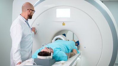 Radiologe bei einer CT mit Patientin