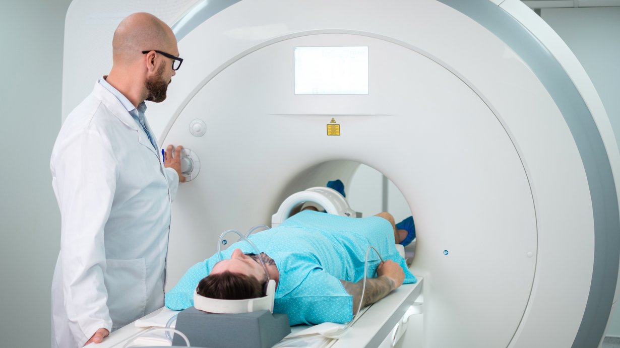 Radiologe bei einer CT mit Patientin