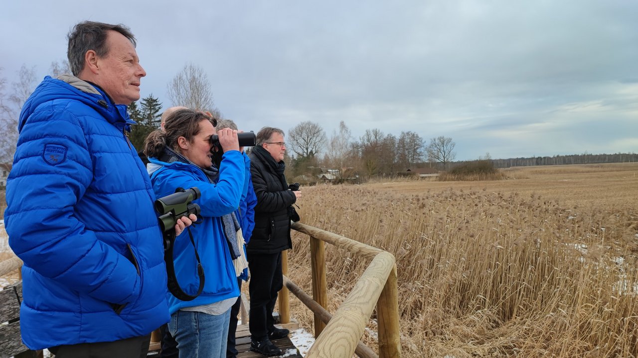 Dr. Katrin Fritzsch und Regierungspräsident Klaus Tappeser und Bürgermeister Peter Diesch am Federsee