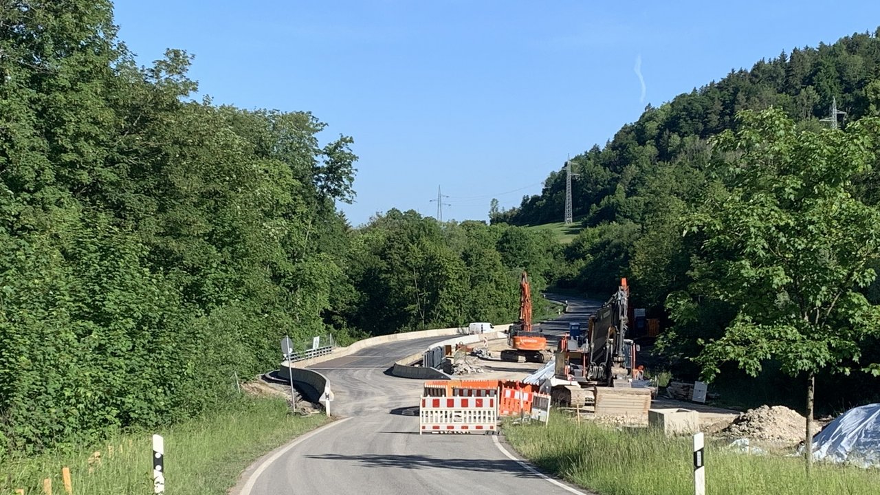 Das Foto zeigt eine Behelfsumfahrung an der Eyachbrücke. Man Sieht eine Baustelle mit Baustellenfahrzeug