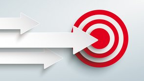 Drei weiße Pfeile zeigen auf eine rote Zielscheibe