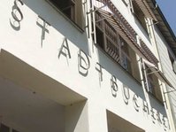 Schriftzug der Stadtbücherei Tübingen an der Aussenfassade