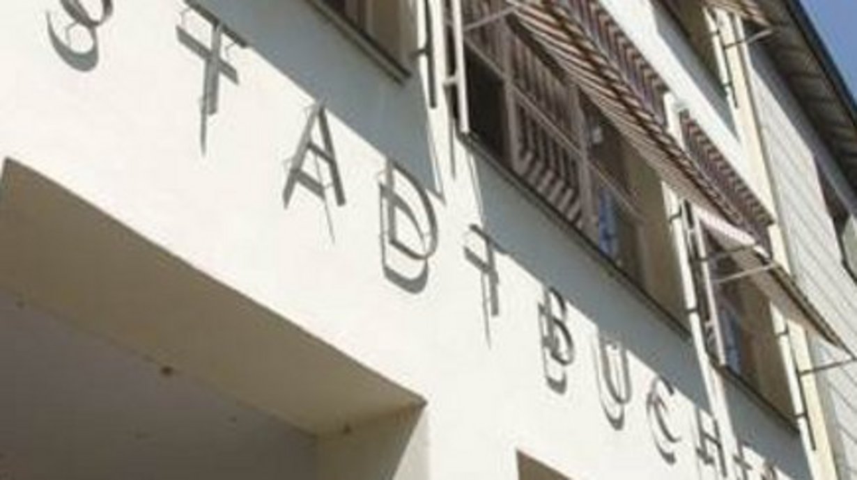 Schriftzug der Stadtbücherei Tübingen an der Aussenfassade