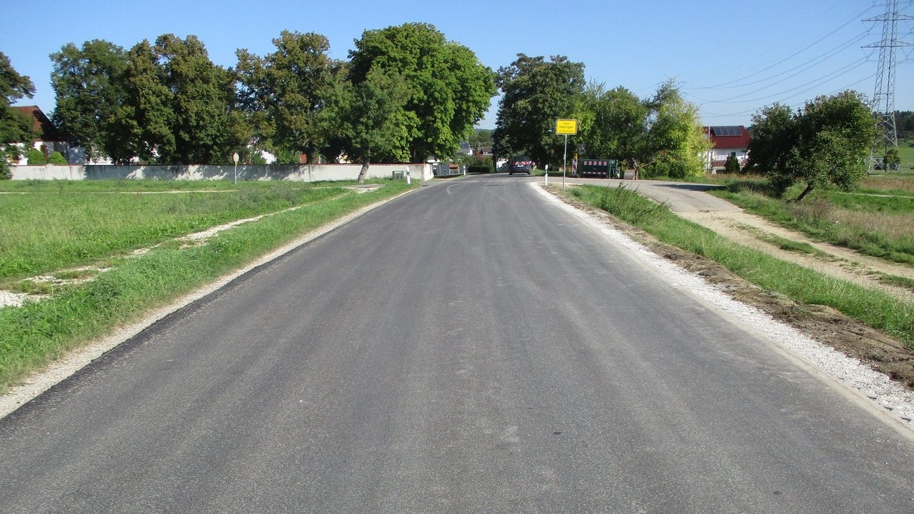 Blick auf die L 249 vor dem Ortsschild Hayingen