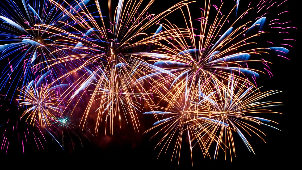 Das Foto zeigt ein farbiges Feuerwerk am Himmel