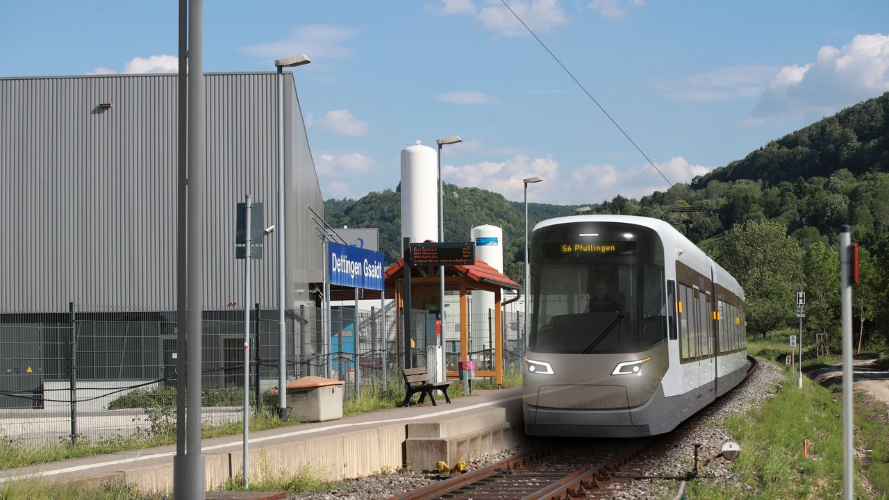 Das Foto zeigt eine Tram-Train auf der Ermstalbahn im Bahnhof Dettingen-Gsaidt