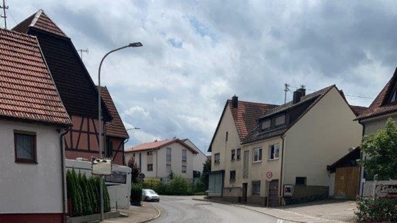 Blick auf eine Straße, die durch einen kleinen Ort führt. 
