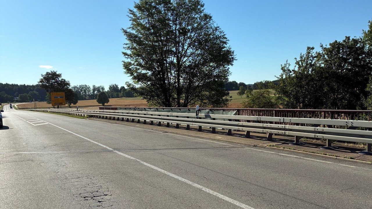 Das Foto zeigt Fahrbahnschäden auf der B 28 zwischen Feldstetten und Albhof