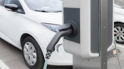 Weißes Fahrzeug beim E-Tanken