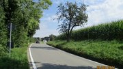 Straße neben einem Feld