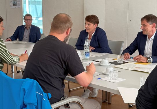 Abteilungspräsidentin Dr. Susanne Pacher, Schulamtsdirektor Tilman Seeger, Pressereferent Dr. Stefan Meißner mit Pressevertreterinnen und -Vertreter im Gespräch.