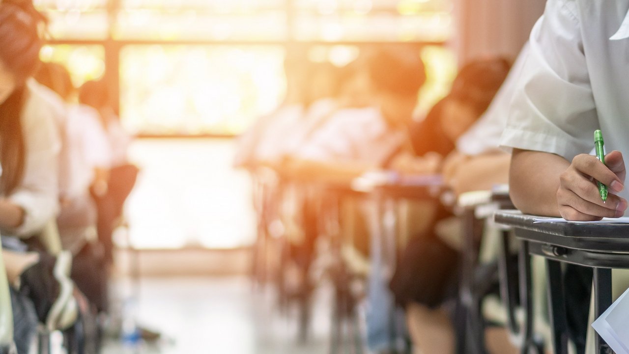 Abiturprüfung Schülerinnen und Schüler bei der Prüfung im Klassenzimmer