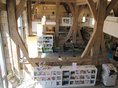 Bibliothek Gomaringen Blick von der Galerie in das Erdgeschoß mit Zeitschriftencafé und Veranstaltungsbereich in der Bibliothek Gomaringen (ehemalige Schlossscheuer)