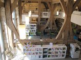 Bibliothek Gomaringen Blick von der Galerie in das Erdgeschoß mit Zeitschriftencafé und Veranstaltungsbereich in der Bibliothek Gomaringen (ehemalige Schlossscheuer)