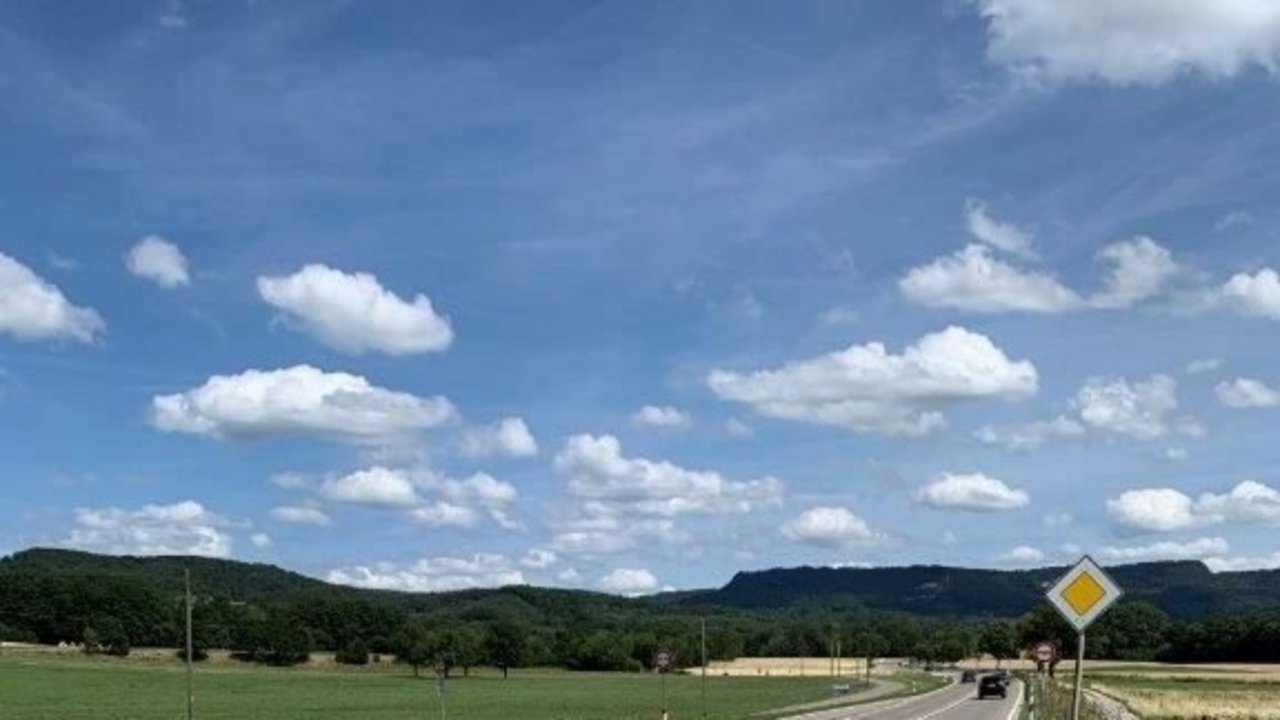 Blick auf die B 32 bei Hechingen; Wiesen links und rechts; im Hintergrund Wald