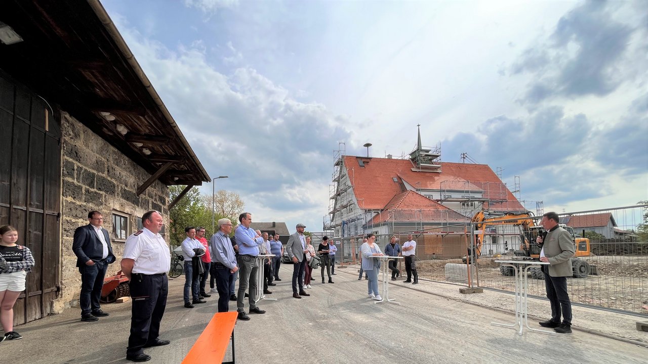 Man sieht das Publikum bei der rede zum Spatenstich für den zweiten Bauabschnitt für das ELR-Projekt „Altes Schulhaus“ in St. Johann-Bleichstetten, im Hintergrund das Gebäude
