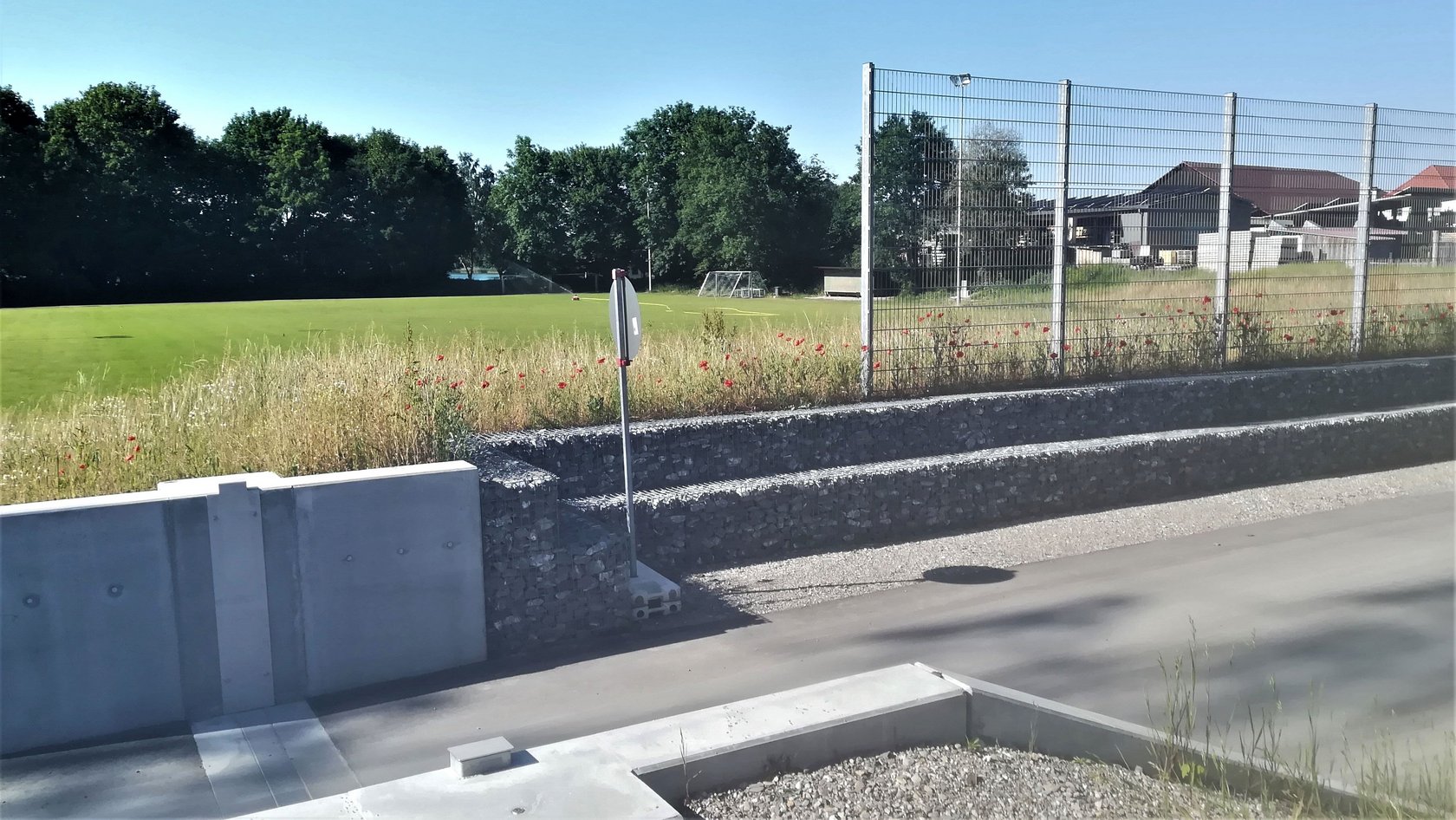 Hochwasserschutz mit Dammdurchlass und Gabionenwand entlang des Flößerweg