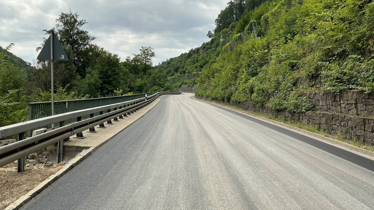 Das Foto zeigt die L 387 Holzelfinger Steige. Links sieht man Leitplanken und rechts eine Böschung nach oben.