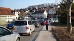 Verkehrliche Situation am Bahnübergang Blick vom Bahnübergang auf einen Autostau, rechts ein Fußgänger