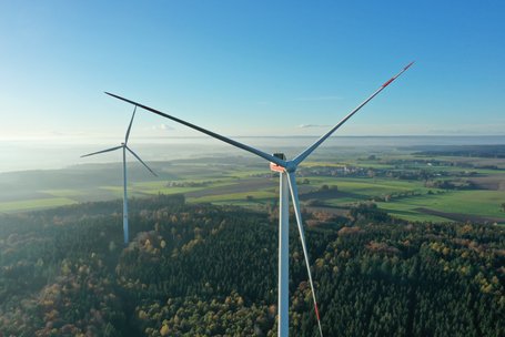 Blick ins Land Man blickt über das Land Richtung Bodensee, im Vordergrund sind zwei Windkraftanlagen