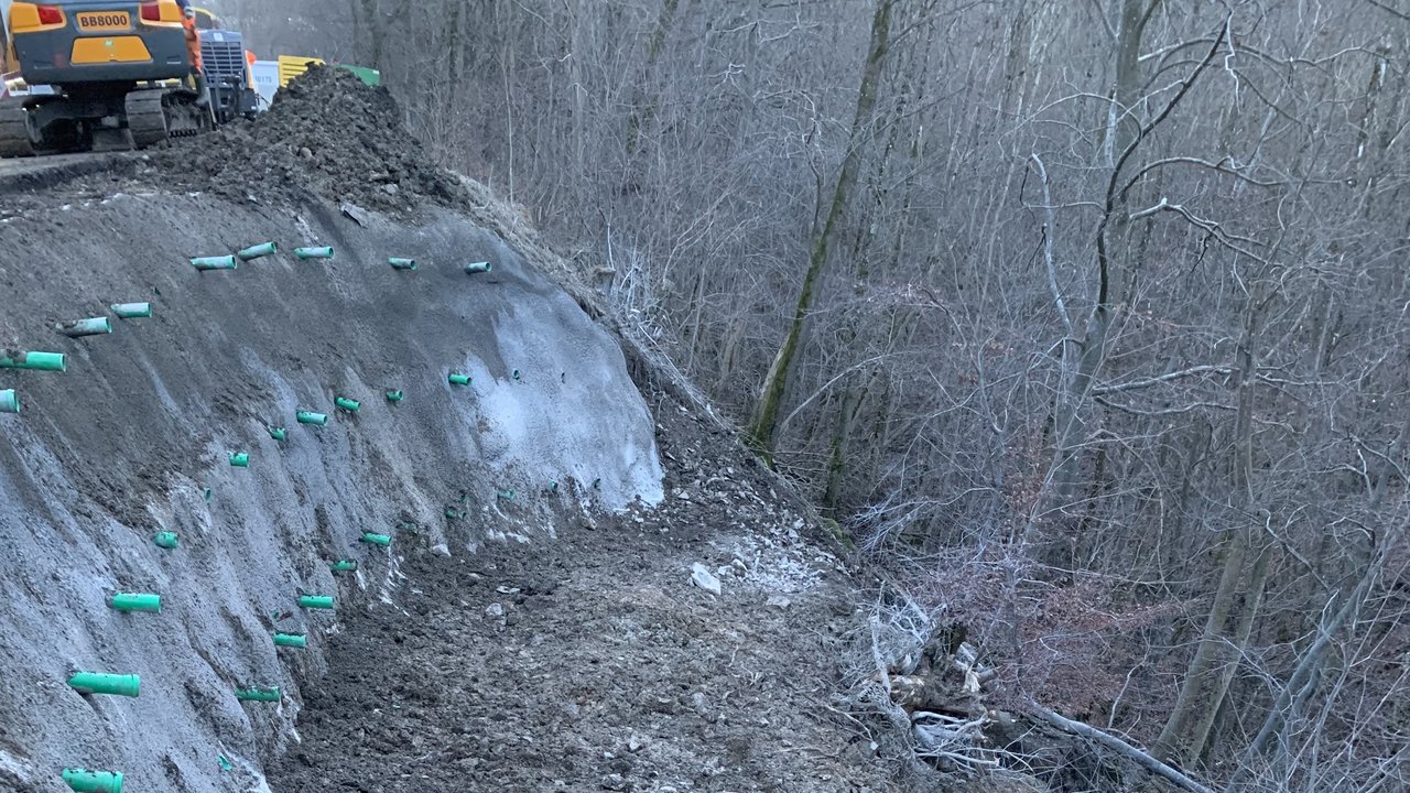 Das Foto zeigt Hangsicherungsarbeitenn an der Gönninger Steige