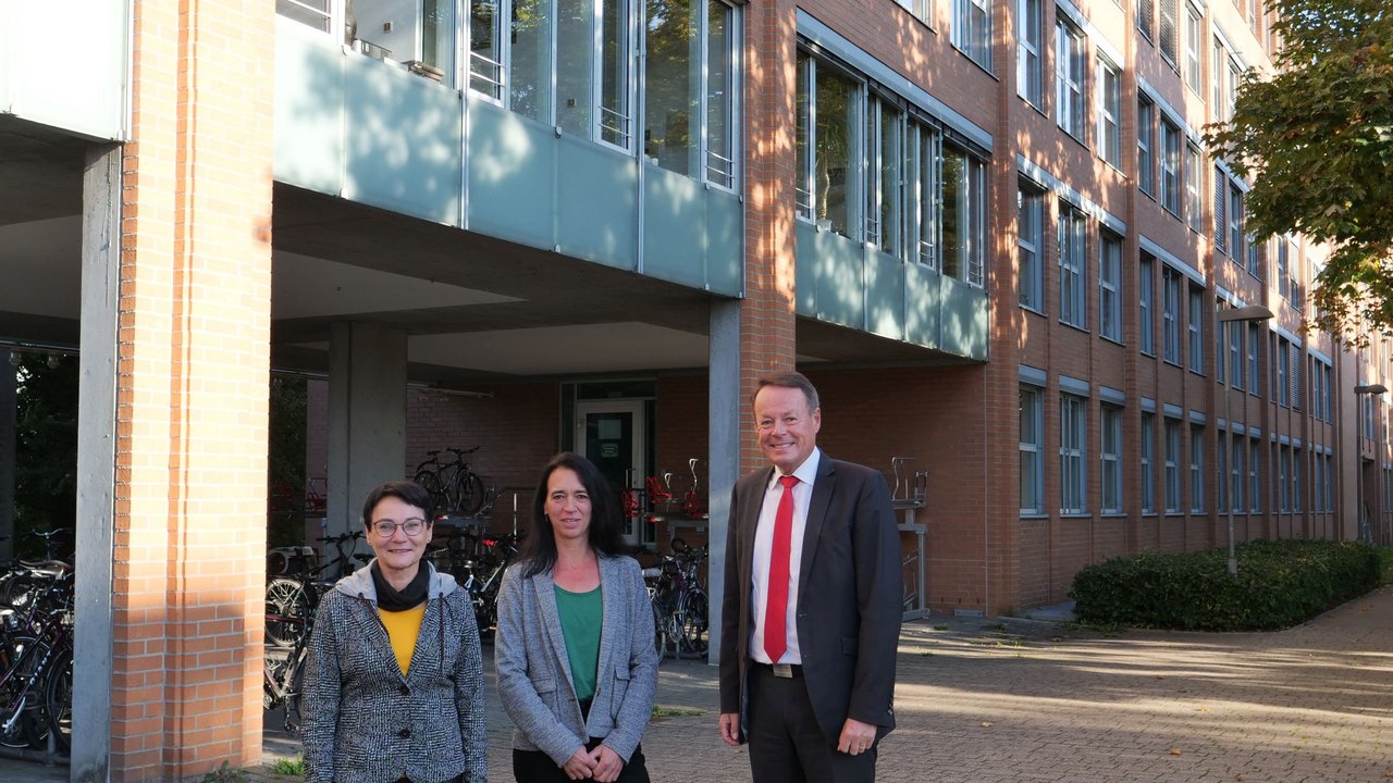 Abteilungspräsidentin Petra Stark, Dr. Petra Krüger (Mitte) und Regierungspräsident Klaus Tappeser vor dem Eingangsbereich des RP Tübingen