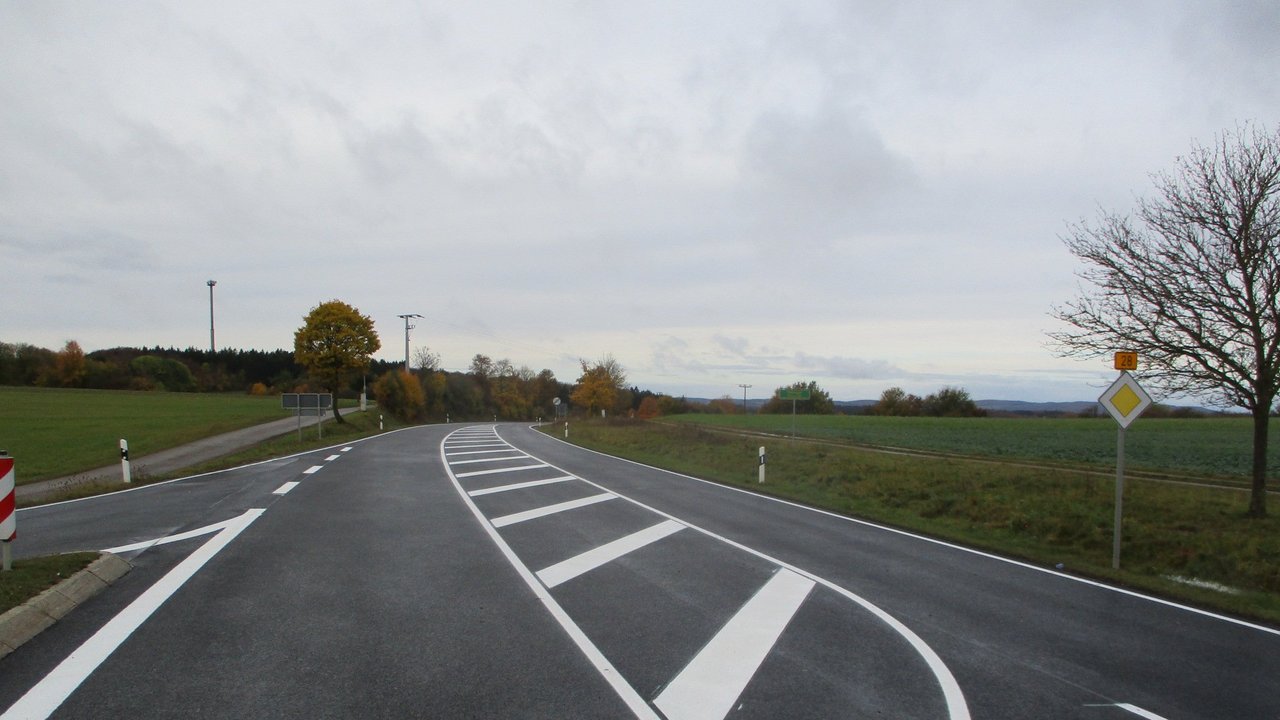 Das Foto zeigt die B 28 in Römerstein-Böhringen und Fahrbahnmarkierungen