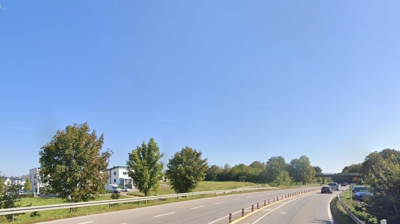 Das Foto zeigt die B 311 im Verlauf der Ortsumfahrung Ehingen 