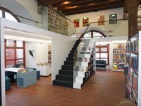 Erdgeschoss der Stadtbücherei Wangen im Allgäu mit Blick auf Treppenaufgang zur Galerie