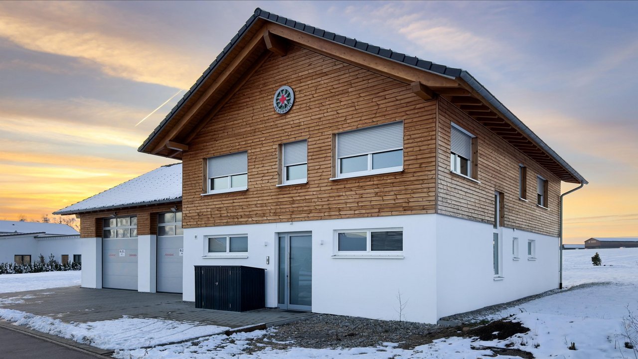 Das Foto zeigt das Gebäude der Bergrettungswache Albstadt inmitten einer Schneelandschaft