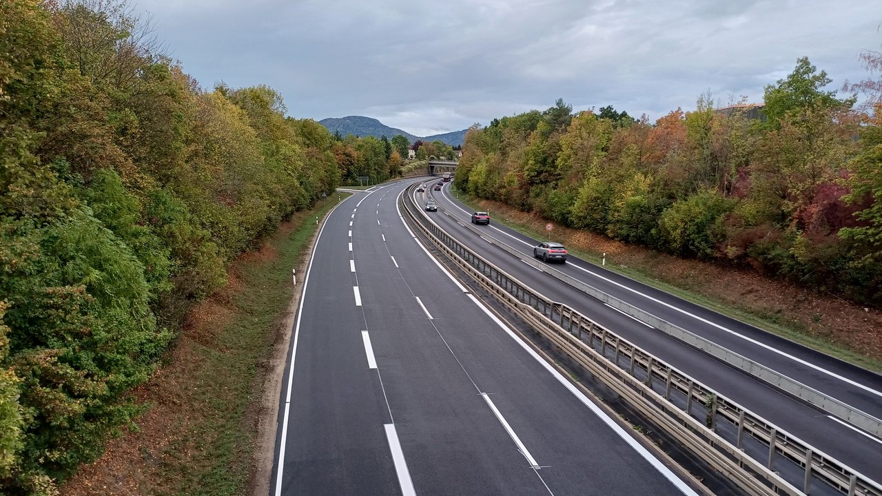 Das Foto zeigt die B 30 bei Balingen mit erneuerter Fahrbahndecke