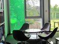 Jugendliche sitzen an PCsMediothek BIB.box - nicht öffentliche Zweigstelle der Stadtbücherei Bad Waldsee im Schulzentrum Döchtbühl - Sitzecke Sitzecke in der Mediothek BIB.box - nicht öffentliche Zweigstelle der Stadtbücherei Bad Waldsee im Schulzentrum Döchtbühl