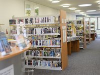 Blick in den Innenbereich der Mediothek mit Buchregalen