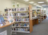 Mediothek Deggenhausertal - innen Blick in den Innenbereich der Mediothek mit Buchregalen