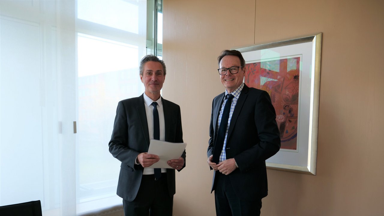 Das Foto zeigt Regierungspräsident Klaus Tappeser und Dr. Peter Dallhammer, Leiter des Beschussamts Ulm