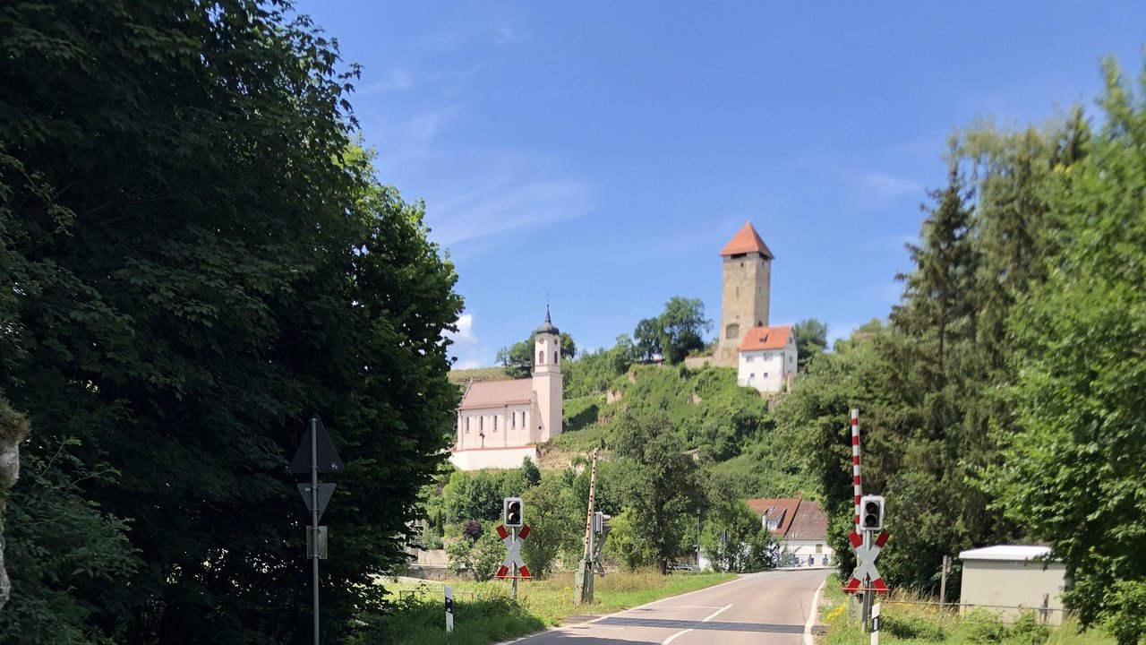 Bild zeigt die Landesstraße 249 zwischen Obermarchtal und Rechtenstein; links und rechts sieht man Bäume