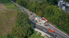 Luftbild einer Baustelle. Eine Behelfumfahrung führ den Verkehr an der Baustelle vorbei. 