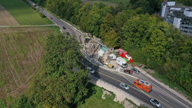 Luftbild einer Baustelle. Eine Behelfumfahrung führ den Verkehr an der Baustelle vorbei. 