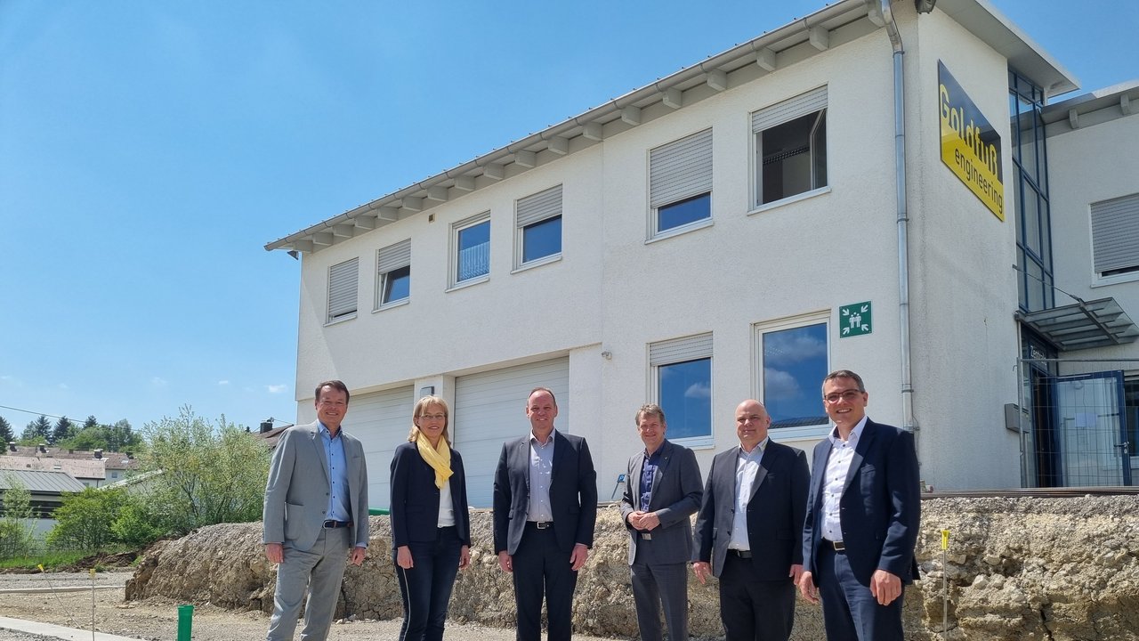 Spitze auf dem Land; Goldfuß engineering GmbH, Balingen: Regierungspräsident Klaus Tappeser, Christine Braun-Nonnenmacher, RP Tübingen, Prokurist Karl Geiger, Goldfuß engineering GmbH, Landrat Günther-Martin Pauli, Inhaber Thomas Goldfuß und Dirk Abel, RP Tübingen, stehen vor dem Gebäude der Firma Goldfuß engineering GmbH, Balingen