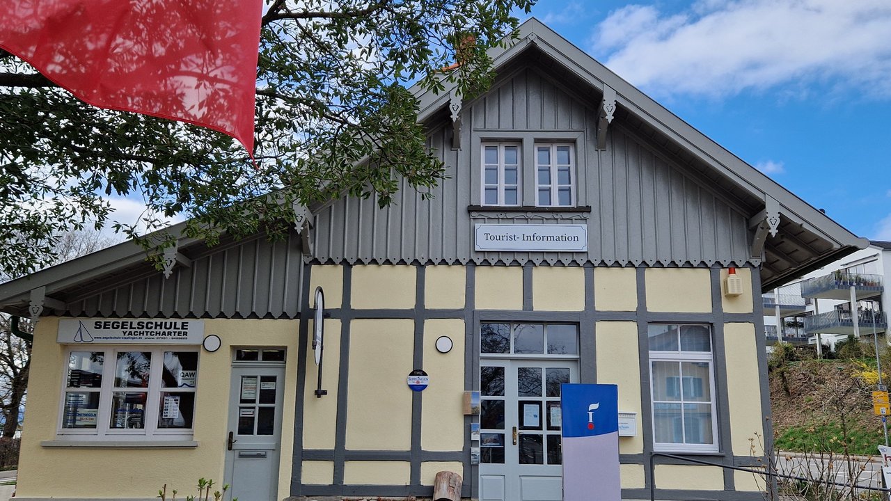Ein saniertes Bahnhofsgebäude, das nun als Touristinformation dient.